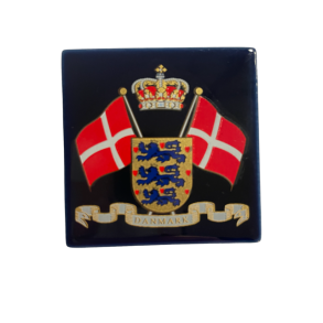 Magnet, mrkebl kakkel med flag og rigsvben. 5 x 5cm.
